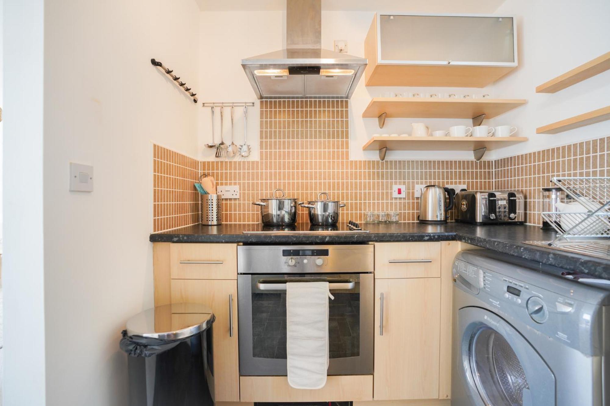 Stylish Apartment With Private Parking Кардиф Екстериор снимка