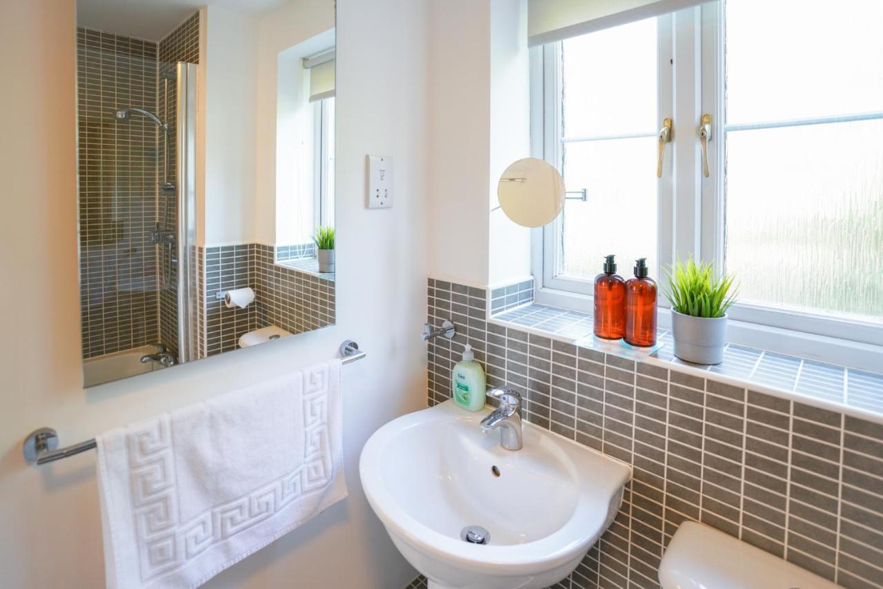 Stylish Apartment With Private Parking Кардиф Екстериор снимка