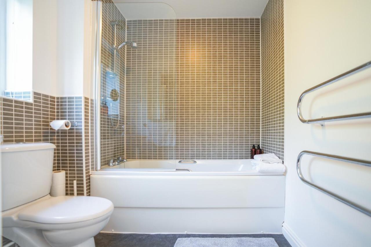 Stylish Apartment With Private Parking Кардиф Екстериор снимка